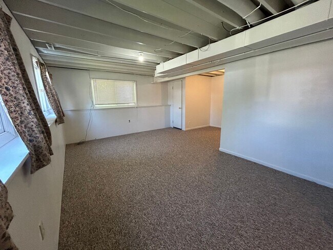 Building Photo - 5 Bed 2 Bath Home with 2 Car Attached Gara...