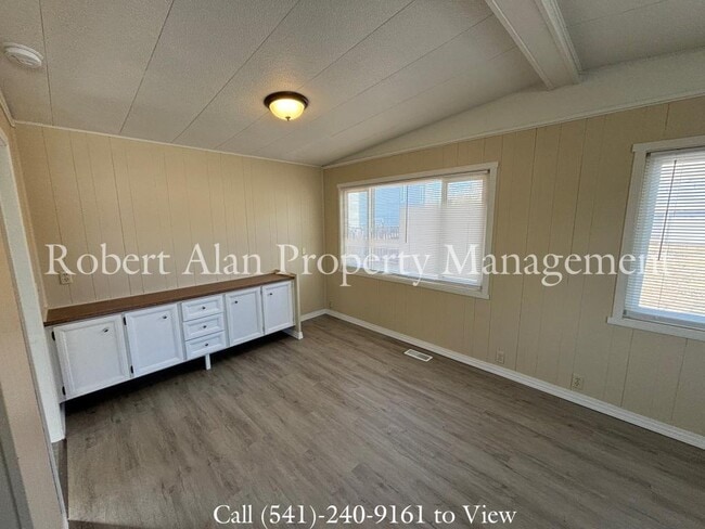 Building Photo - 4008 NE Riverside Ave