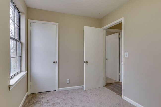 Building Photo - Beautiful Renovated Duplex in Madison