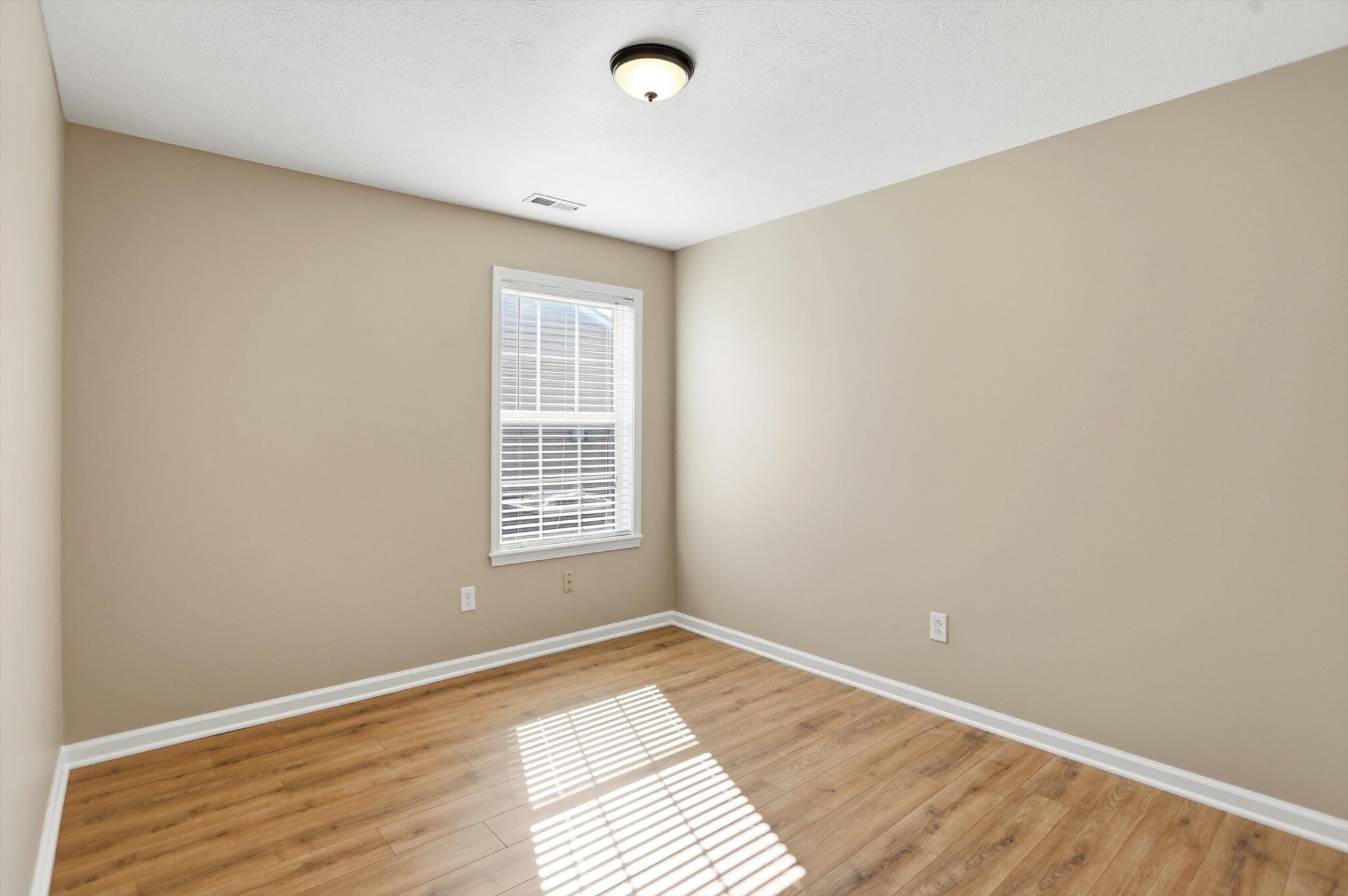 Building Photo - 5561 Wild Horse Dr