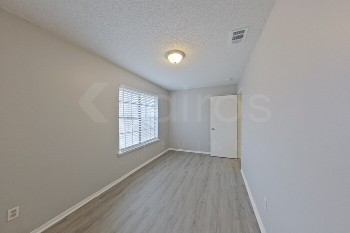 Building Photo - 822 Courtenay Pl