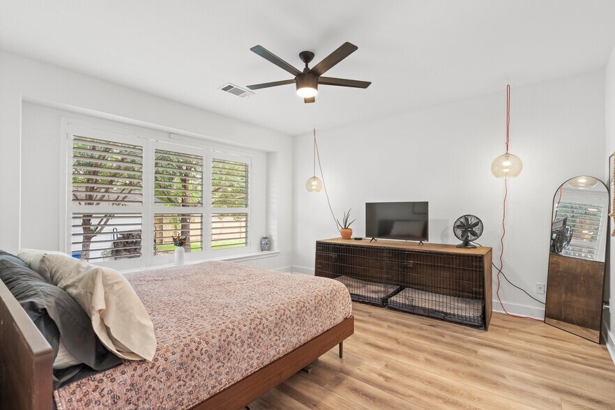 Building Photo - 13917 Fallsprings Way