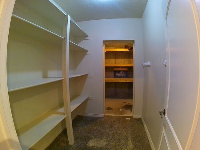 Building Photo - 5 bdrm 3bth Home 3 Car Garage Some utilities included