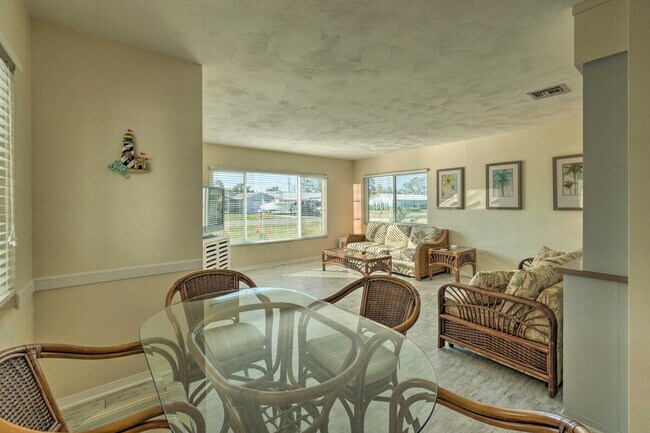 Building Photo - 1017 Pineland Ave