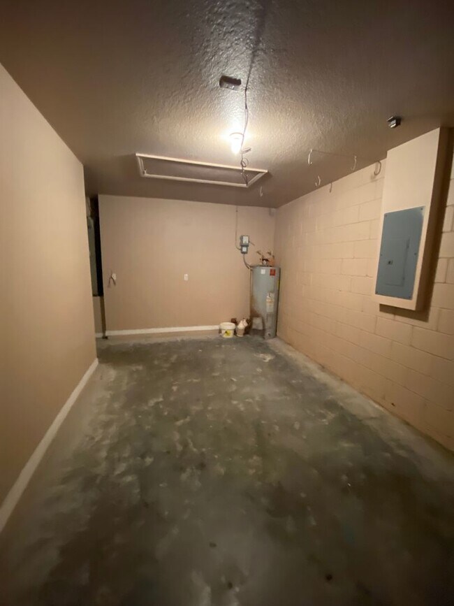Building Photo - Pool Home for Rent