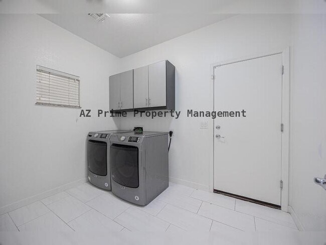 Building Photo - 7111 S 21st Dr