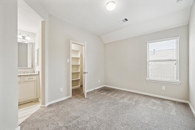 Building Photo - 1535 Giles Dr