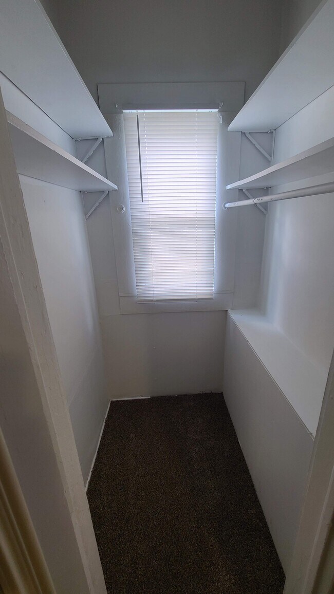 Building Photo - 112 S Crysler Ave