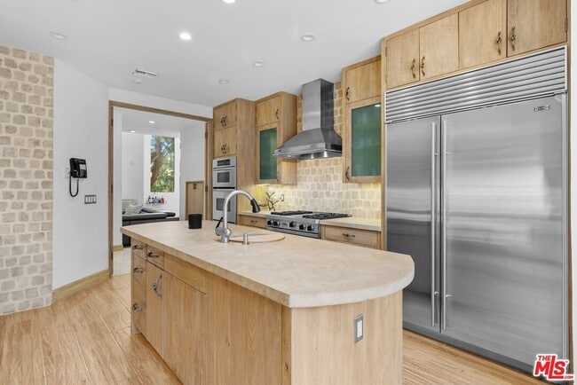 Building Photo - 605 N Hillcrest Rd