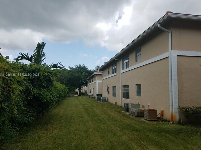 Building Photo - 10040 Twin Lakes Dr