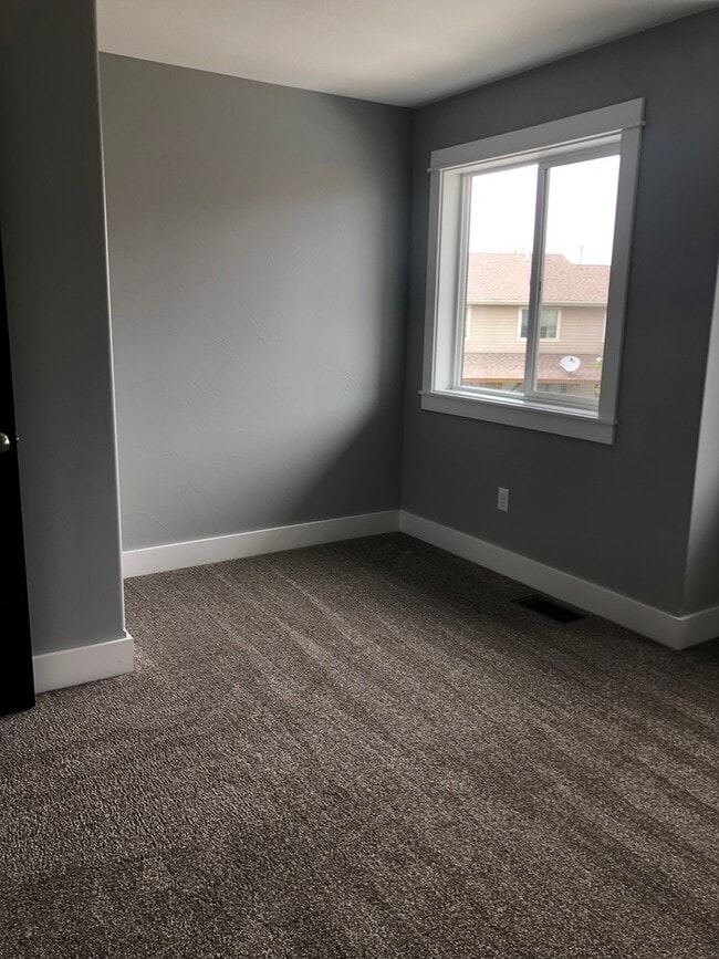 Building Photo - 3 Bedroom, 2 1/2 Bathroom Townhouse -2 weeks free rent with 1-year lease-