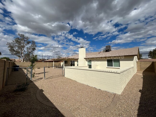 Building Photo - 3416 S Westfall Ave