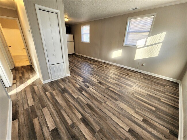 Building Photo - Location, Location, Location!! Remodeled 2BR/1BA duplex unit in East Nashville