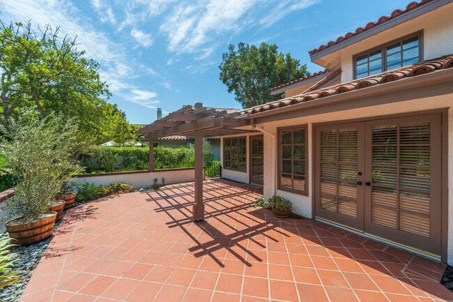 Building Photo - 16 Sausalito Cir W