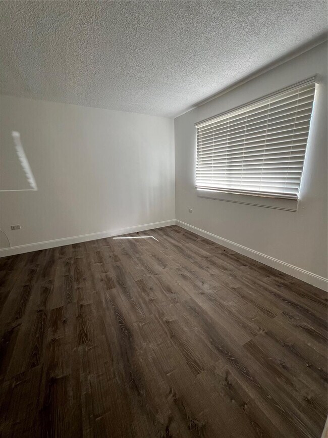 Building Photo - 2797 NE 51st St