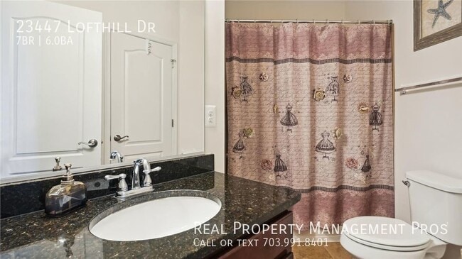 Building Photo - Beautifully Maintained 7 Bedroom 6 Bath Ho...