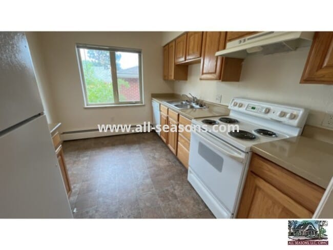 Building Photo - Spacious Duplex Unit near Old Broadmoor Rd