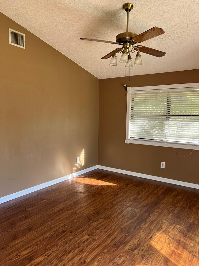 Living room - 8340 Westover Ct
