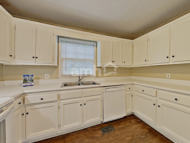 Building Photo - 1300 Summit Point Ln