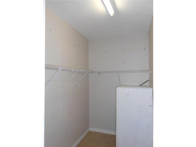 Building Photo - Updated 2 Bed/2 Bath Condo with Screened P...