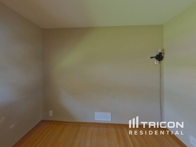 Building Photo - 2660 Roth Pl