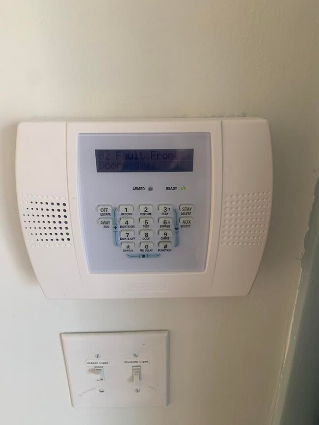 Building Photo - Colonial Style Home on Park-Like Grounds