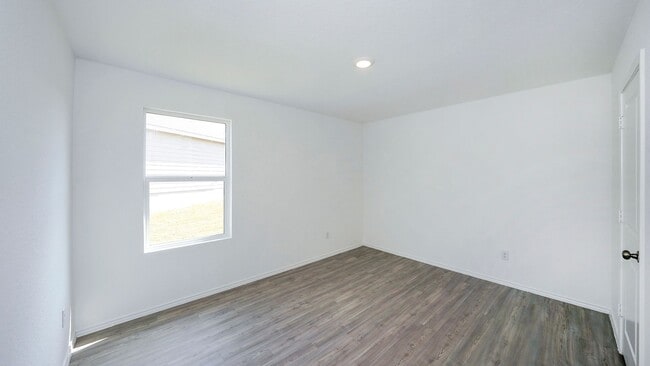 Building Photo - Spacious 4-bedroom, 2-bath located in Summerhill subdivision