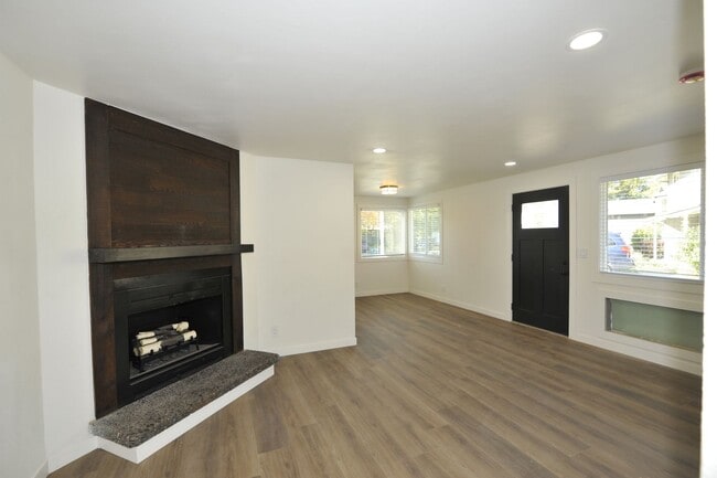 Building Photo - New Remodel 2 bed 1 bath