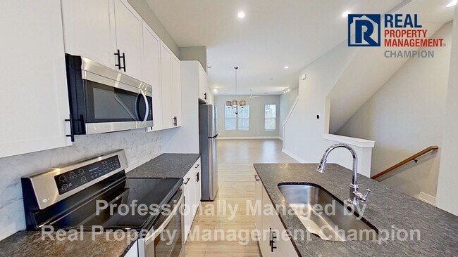 Building Photo - Bright & Open End Unit Townhome