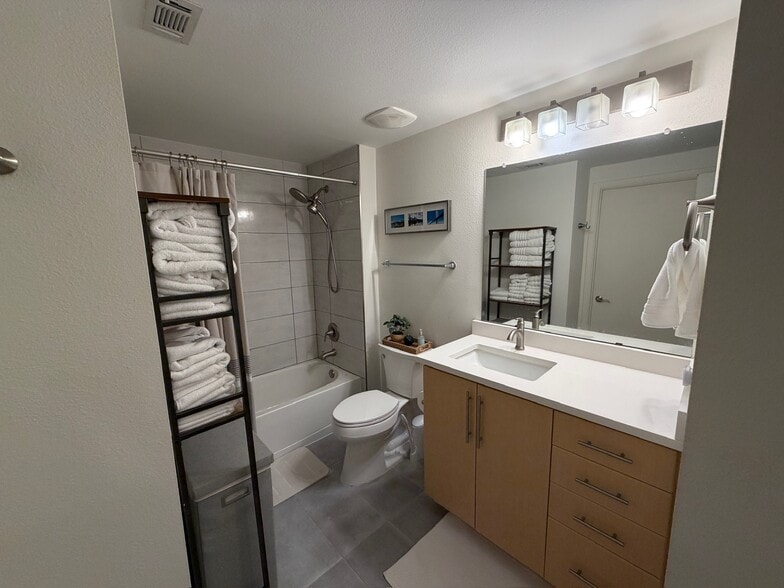 Guest Bathroom - 54 Rainey St