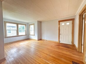 Building Photo - Beautiful 2 bedroom house with garage $925