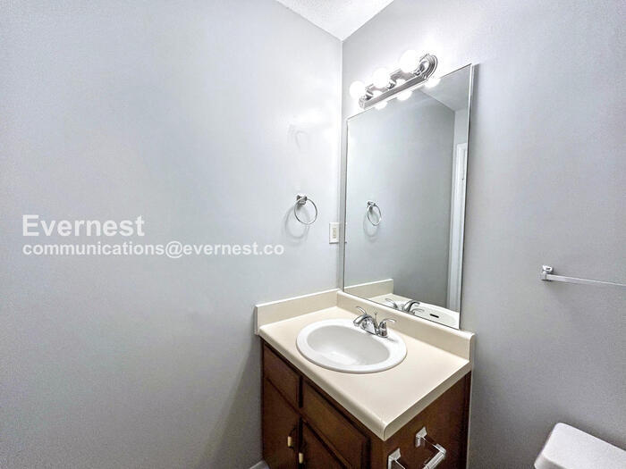 Building Photo - 5949 Shannon Dr