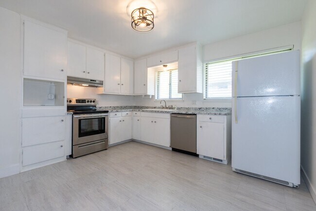 Building Photo - 3 Bed 1.5 Bath in Great Midtown Location!