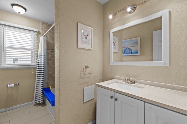 Building Photo - Spacious 4-Bed, 3-Bath Home in Virginia Beach!