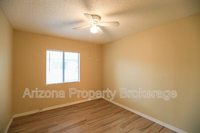 Building Photo - 2408 W Morten Ave