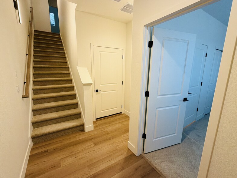 Building Photo - 7180 Clove Hitch Hts