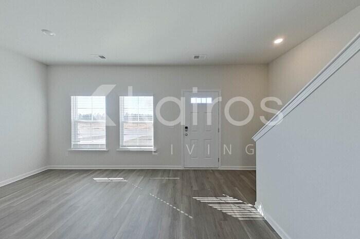 Building Photo - 2083 Banyan Cir