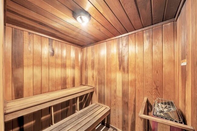 Building Photo - 1600 SE 15th St