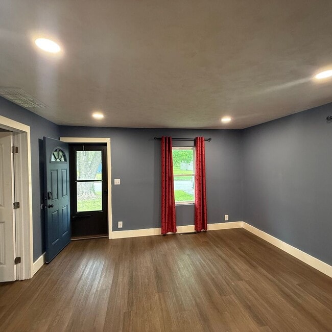 Building Photo - 3 bedroom 1 bath Bungalow with Large fenced in back yard available now.