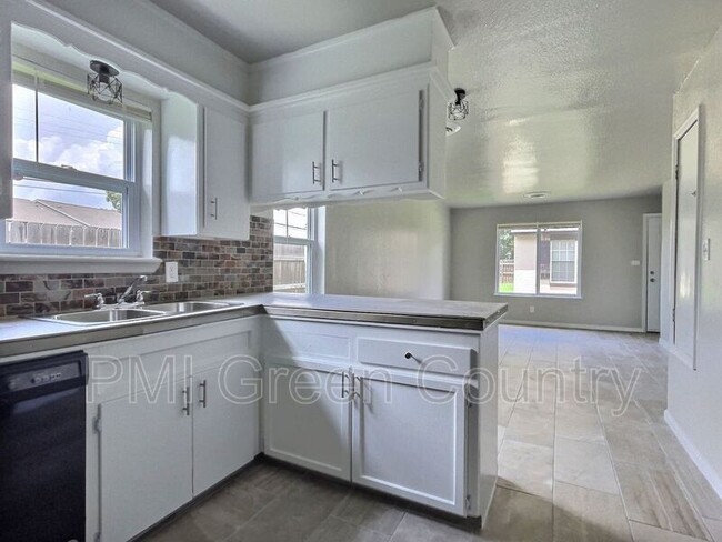 Building Photo - 6120 S Madison Pl