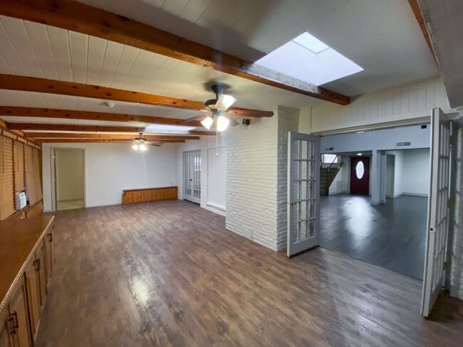 Building Photo - Beautiful Home Located in Thousand Oaks Move in Ready!