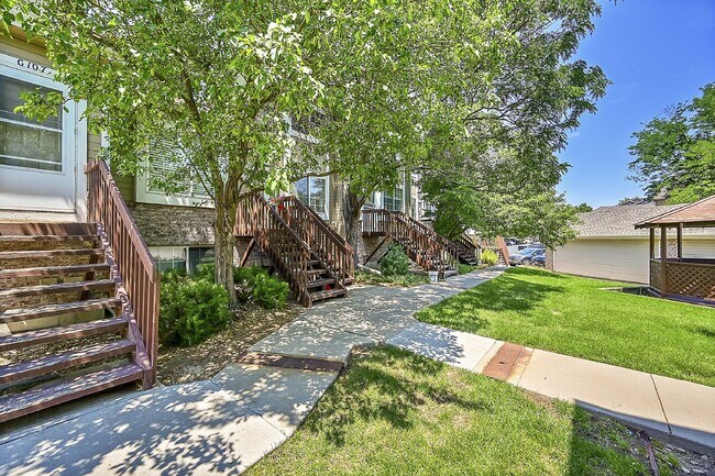 Building Photo - $1,950- 2 Bed, 2 Bath Townhouse in Denver with Washer and Dryer!