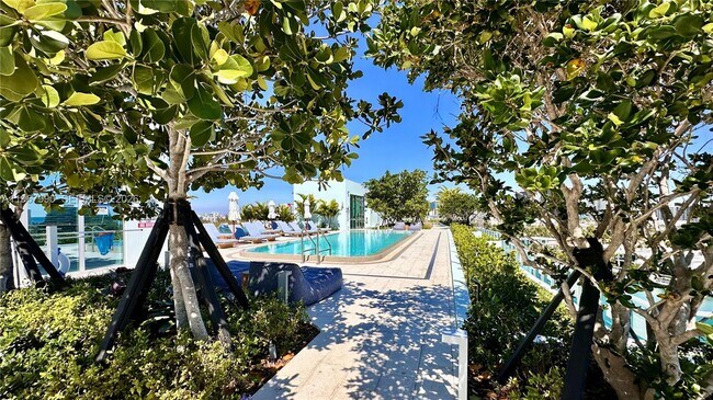 Building Photo - 9201 E Bay Harbor Dr