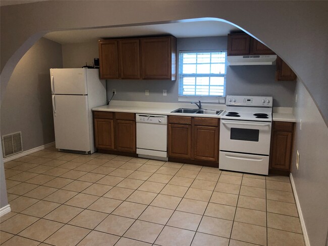 Building Photo - 914 E 25th St