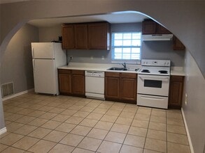 Building Photo - 914 E 25th St