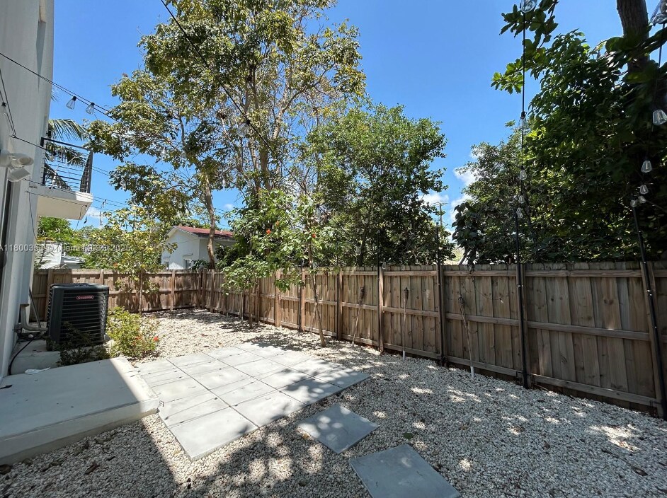 Building Photo - 3823 Thomas Ave