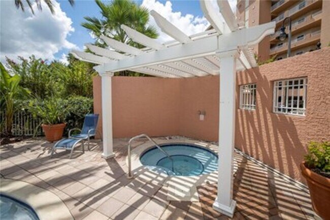 Building Photo - 3 BEDROOM TO 2 BATH SPACIOUS CONDO