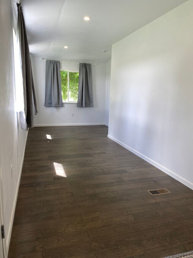 Building Photo - Newly Remodeled Single Family Home in Reardan, WA! Available Now!