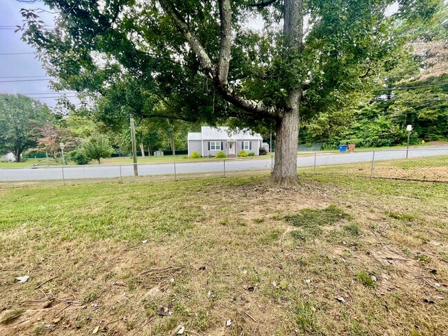 Building Photo - Don't miss out on this  2 bedroom 1 bath home . Located in Lincolnton .
