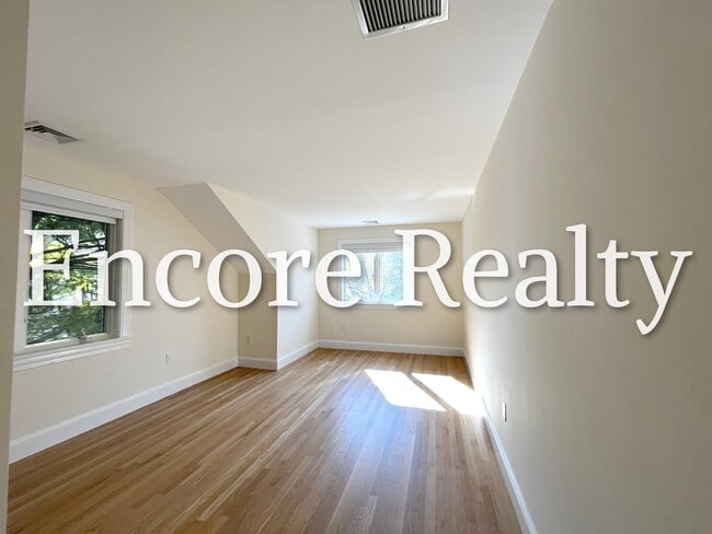 Building Photo - 906 W Roxbury Pky